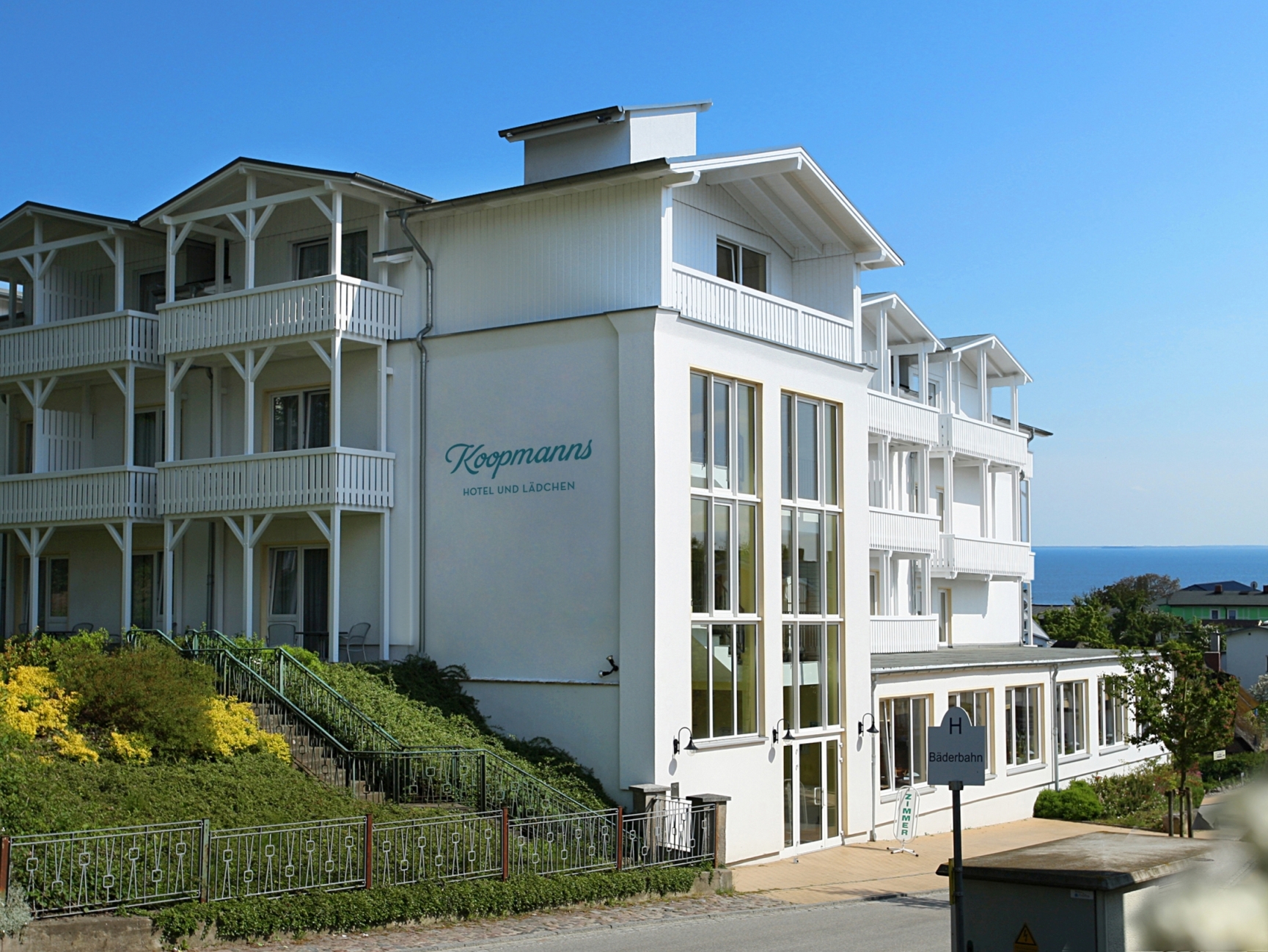 Meer in Sicht – Außenansicht des Koopmanns Hotel und Lädchen | Foto: arcona Management GmbH
