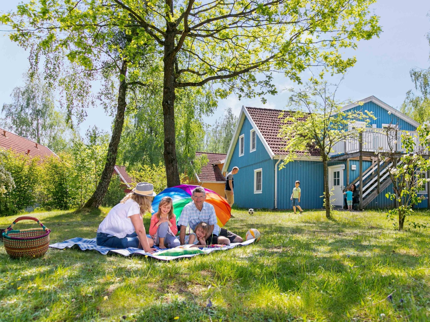Farbenfrohe Holzhäusern laden zum Urlaub machen ein. | Foto: Müritzparadies GmbH/Anne Steffen