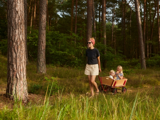 Familie auf Entdeckungstour im Wald des TUI SUNEO Kinderresort Usedom. | Foto: Seetelhotels
