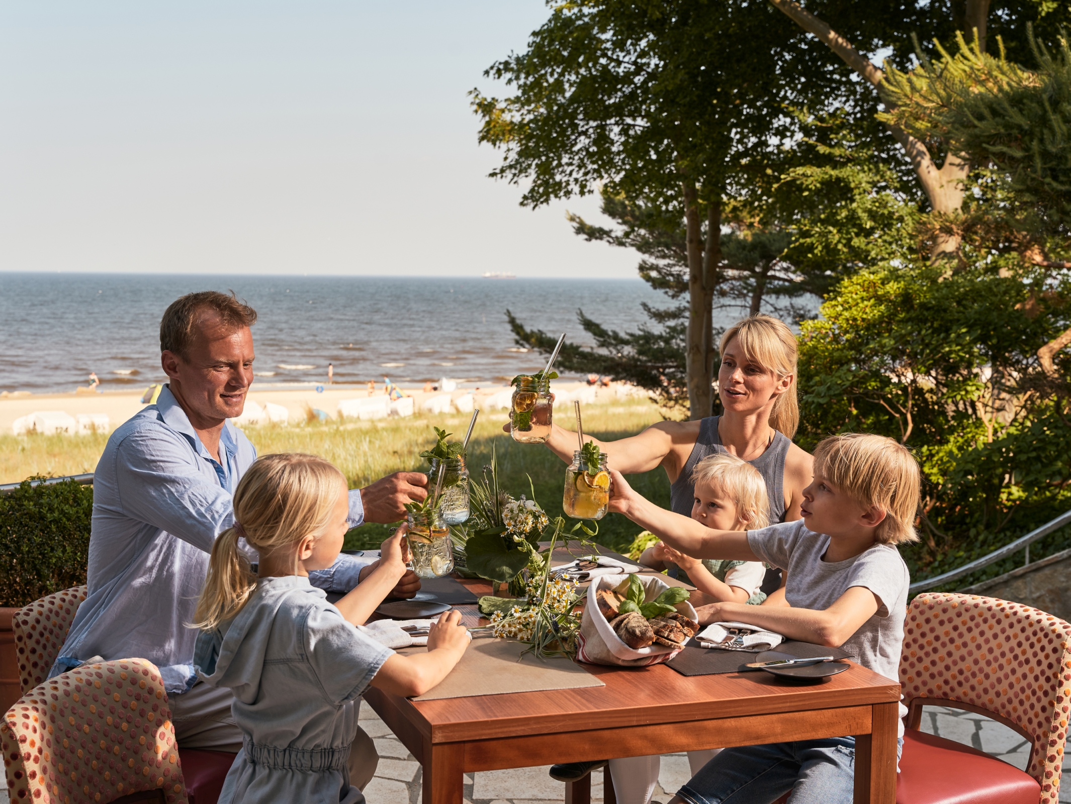 Mit der Familie ein Essen auf der Terrasse genießen | Foto: Travel Charme Strandhotel Bansin/Arne Nagel