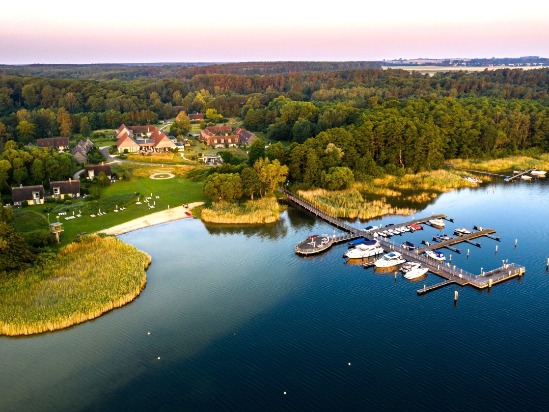 Die weitläufige Hotelanlage ist inmitten der Natur und direkt am Plauer See gelegen. | Foto: VILA VITA Anneliese Pohl Seedorf